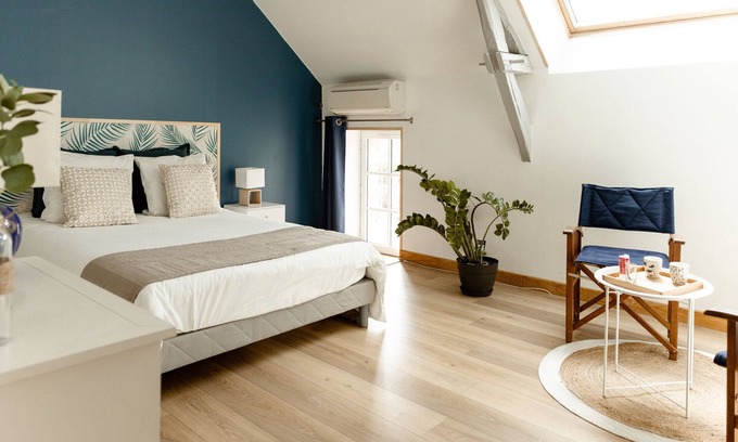 Sainte-Suzanne-and-Chammes House | 1st floor bedroom - garden view