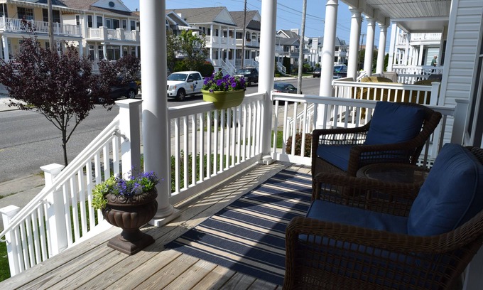Gold Coast House | 1st FLOOR 1 STREET TO SANDY TOES! LOCATION! LOCATION!