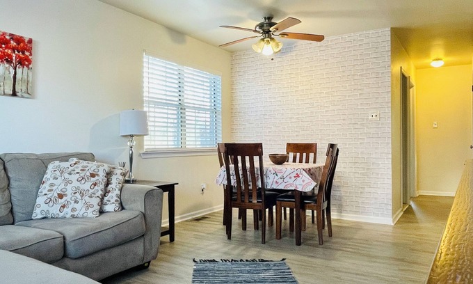 Primos Secane Apartment | 1st Floor 2BR in Primos Near Airport & Sports AC + WiFi Comfort