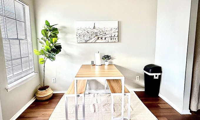 South Arlington House | 2/1.5 Charming Townhome near AT&T w/Fast WiFi & Comfy King Bed