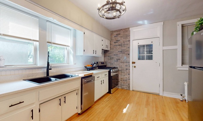 Oak Park House | 2/1 APT with parking for two in the Frank Lloyd Wright Historic District