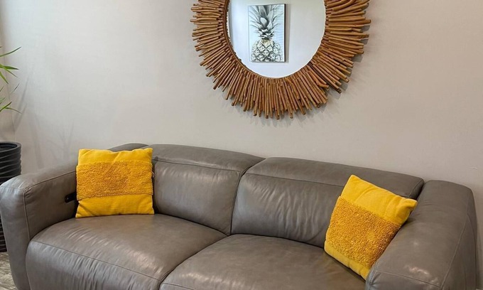 Croissant Park Apartment | 2/1 close to Downtown Fort Lauderdale, Free Parking, Washer and Dryer