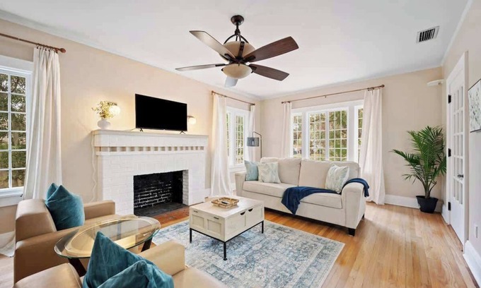 Lakeland House | 2/1 Historic family & pet friendly home