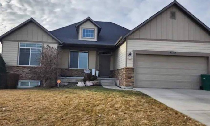 Hooper House | 2,100 sq ft House - Giant Kitchen - Park View!