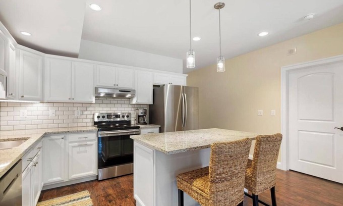 Culpeper Apartment | 2/2 bath large private apartment , eat in kitchen living room, gym & laundry