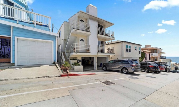 El Segundo House | 2/2 Beach Bungalow With Ocean Views & Parking!