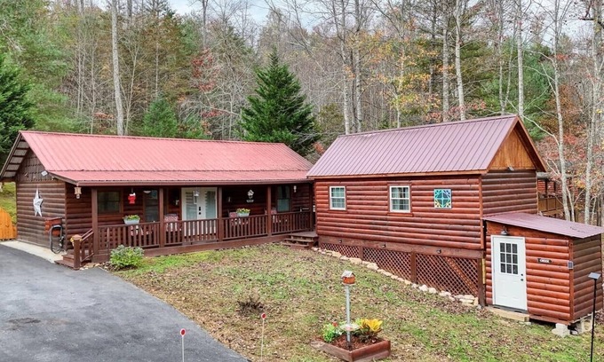 Unaka Cabin | 2/2 creek front peaceful cabin with Fiber optic WiFi and bonus room