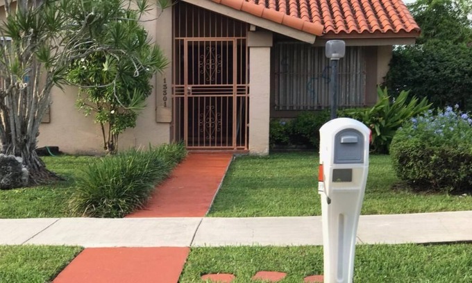 Tamiami House | 2-2 GARDEN HOUSE, QUIET, AWAY FROM TRAFFIC,MANICURE NEIGHBORHOOD UV LIGHT A/C
