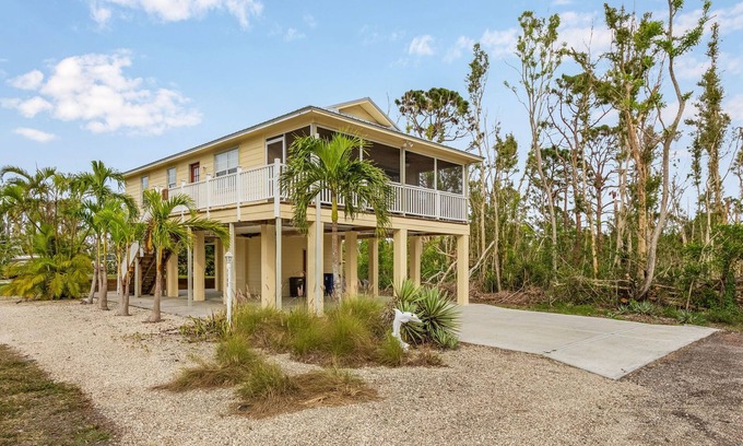 Pineland House | 2/2 Privacy in Pine Island!