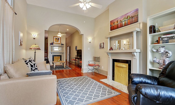 West Riverside House | 2-3 N stays - Spacious and Comfy, Walk to Whole Foods, bars and shops, sleeps 12