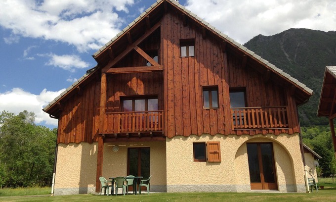 La Chapelle-en-Valgodemard Ski Chalet | 2/4-person apartment in a ground-floor chalet + Terrace + Swimming pool