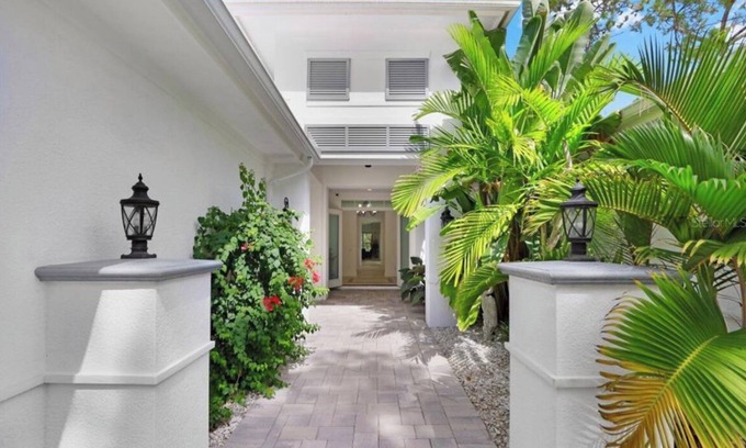 Rural Estates House | 2.5 acre Estate Home Huge Outdoor living area Pool – Central Naples Location