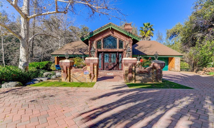 Poway House | 2 Acre Private, Spacious Home in Poway w/Pool & Jacuzzi