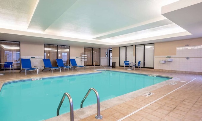 Novi Hotel | 2 Affordable Rooms, Convenient Location, Swimming Pool and Pet-Friendly