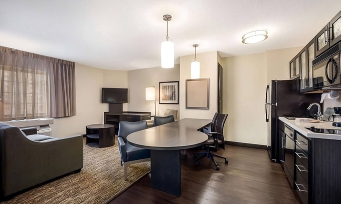 North Olmsted Hotel | 2 Affordable Units! Near Cleveland Hopkins International Airport, Pets Allowed