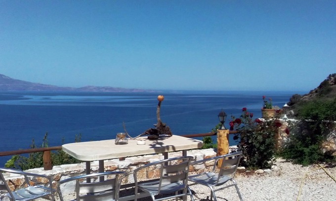 Kolymbari House | 2 apartments - waterfront - private place to swim - divided terraces