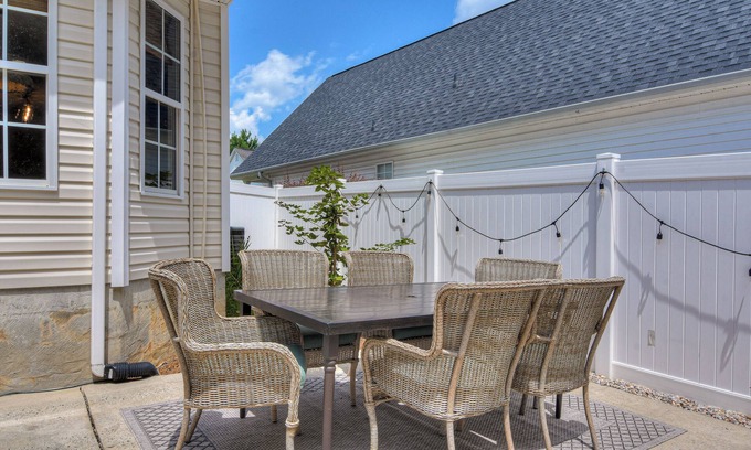 Evans Cottage | 2 bd/2 bath Adorable Cottage in Evans, GA!