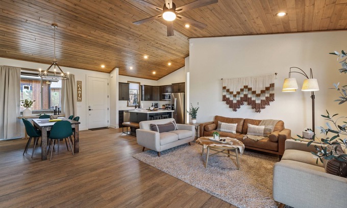 Show Low Cabin | 2 BD/2BA Cabin Escape W/Views of National Forest