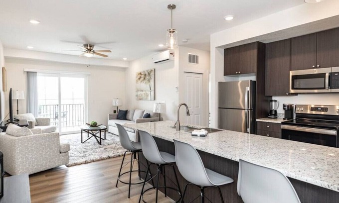 Mountain Shadows Apartment | 2 BD Cozy Top Floor minutes from Garden of the Gods with private 1 car garage