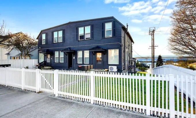 Everett Apartment | 2 BD in historic N Everett w/AC!
