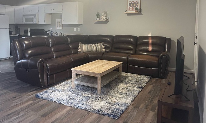 Clarksville Apartment | 2 Bd unit, near Ft Campbell, entire apartment, 2 min to gate 1