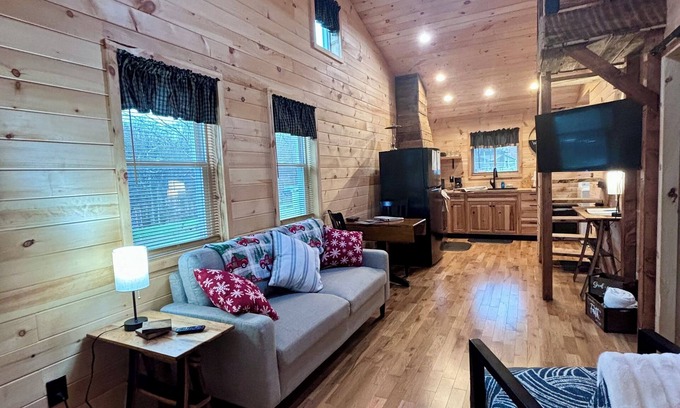 Fayetteville Cabin | 2 BDR 1.5 BA cabin located in the heart of the New River Gorge National Park