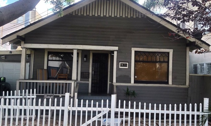 Alamitos Beach Cottage | 2-bdr home, walk to the beach, mins to the Convention Center & Cruise Terminal