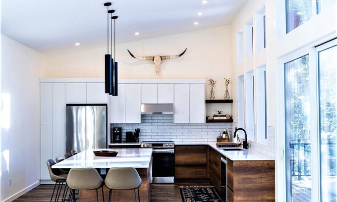 East Kootenay House | 2 BDR | Private, Stylish & All new