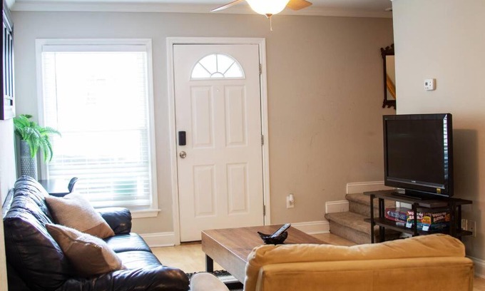 Villa Heights Apartment | 2 bdr Townhome Plaza Midwood - 10 min to uptown