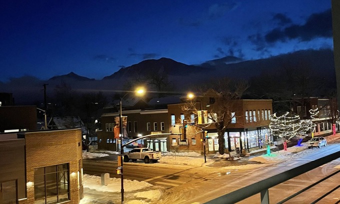 Whittier Apartment | 2-Bdrm 2-Bath Luxury Loft on Pearl St & 20th w/Flatirons Views