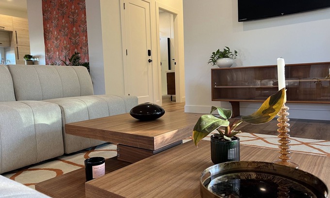 South Pandosy House | 2-BDRM Beachside Rental