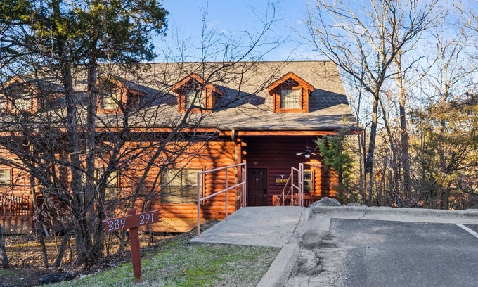 Branson Theater District Cabin | 2 BDRM + Loft Cabin, Near HWY 76 Shows & Shopping! Ticket and Golf Discounts!