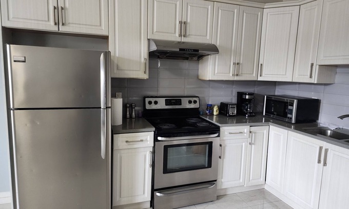 Surrey House | 2 bdrm Private entrance Ground floor Spacious Suite with free parking & wi-fi
