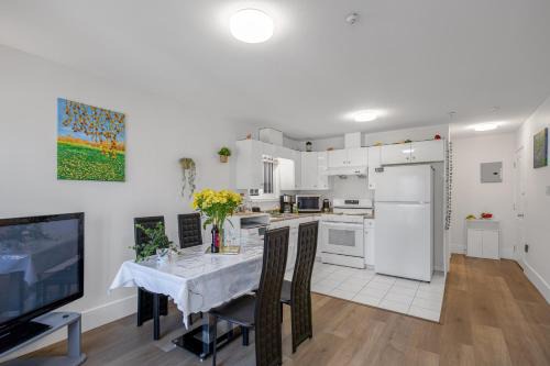 Hastings House | 2 Bds suite beautiful Yard near PNE