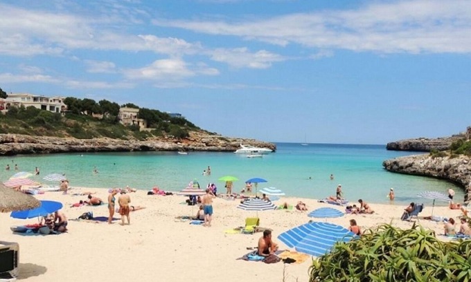 Cala Marcal Villa | 2 Beautiful Villas Offered Together with Communal Garden/Pool/Terrace only 200 m from the Beach!