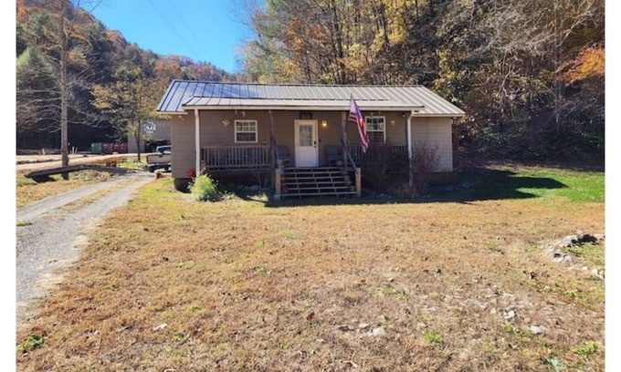 Butler Cottage | 2 bed, 1.5 bath cottage across from Watauga Lake