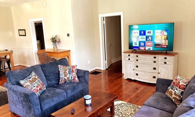 Columbus Apartment | 2 bed 1 bath, 5 min to downtown, 12 min to base