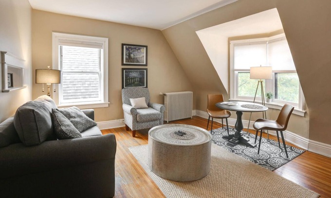 Albright Apartment | 2 Bed/1 Bath Apartment, Fully Stocked Kitchen, Spacious, Premium City Location