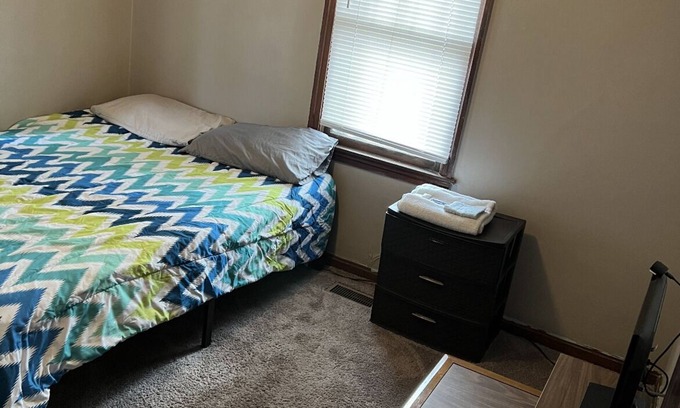 Evansville House | 2 bed/1 bath close to shopping