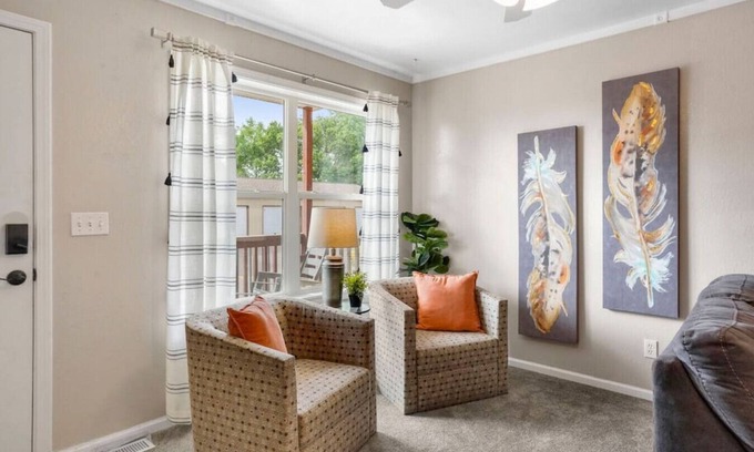 Pueblo House | 2 bed 2.5 bath close to shopping, restaurants and more