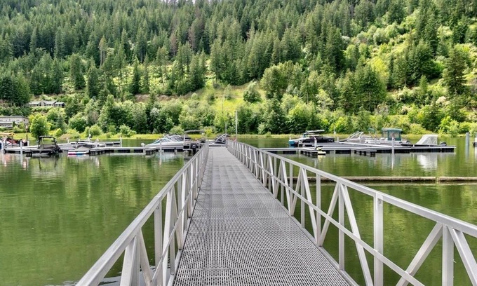 Sicamous Condo | 2 Bed 2 Bath Condo with boat slip & seasonal pool + hot tub