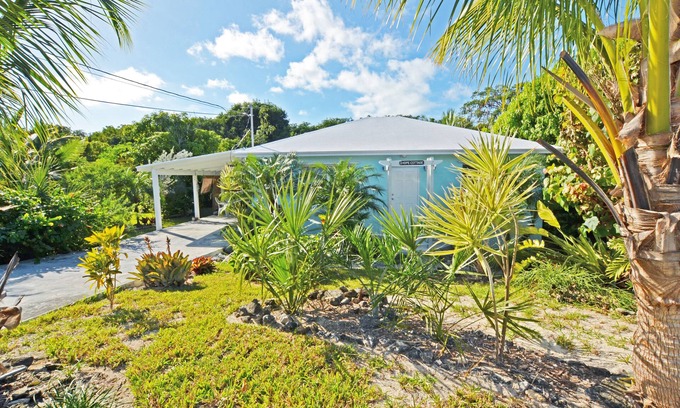 Spanish Wells Cottage | 2 bed/2 bath Cottage - 1 minute walk to the Beach - Quiet Neighborhood - Kayak