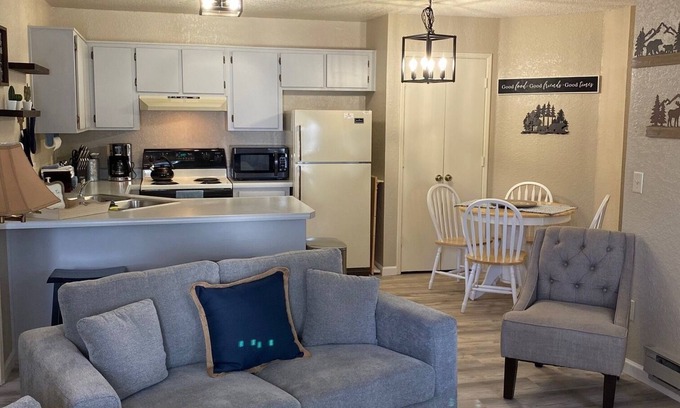 Show Low Condo | 2 bed 2 bath, Cozy White Mountain Condo – Single Level, Upstairs Unit!