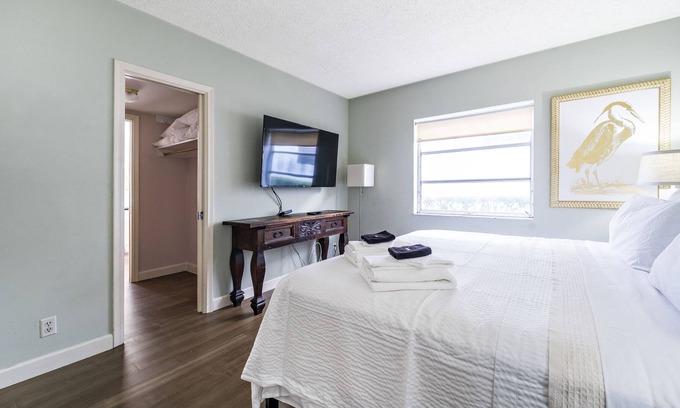 Parrot Cove Apartment | 2 Bed, 2 Bath Downtown Lake Worth Villa by Golf Course and Intracoastal