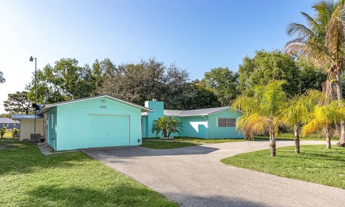 Pine Island Center House | 2 bed 2 bath in Bokeelia! Double lot, space to park your boat!