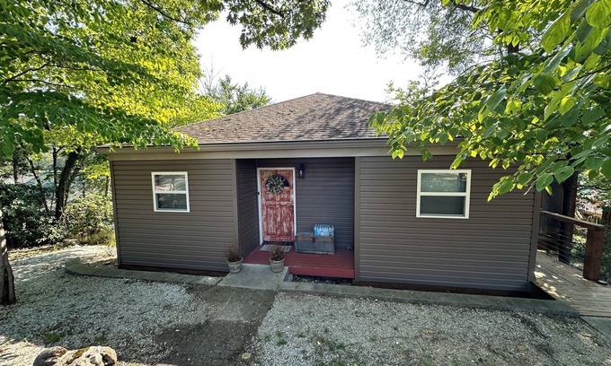 Caryville Cabin | 2 bed 2 bath lakefront cabin on beautiful Norris Lake