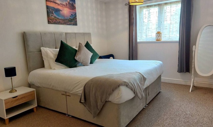 Ross-on-Wye House | 2 bed, 2 bath Stylish Bungalow in Symonds Yat for Long Stays Sleeps 5