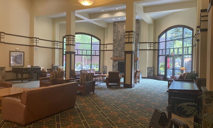 Hunter Condo | 2 bed/2 bath w/sauna, steam room, hot tub, heated pool, exercise and game rooms!