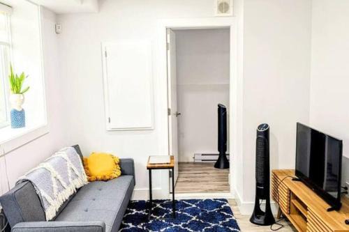 Grandview-Woodland Apartment | 2 Bed Apartment Free Parking Central Location