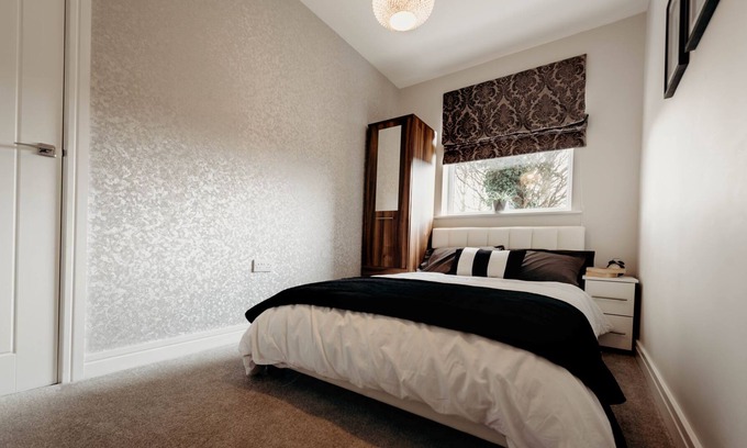 Hinckley House | 2 bed apartment, Hinckley Centre, parking, wifi, near hospital and train station